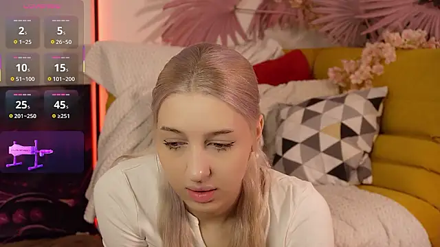 Moonliora online show from March 5, 2026, 6:15 pm