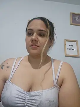 LoreinnFox online show from April 28, 2026, 4:06 am
