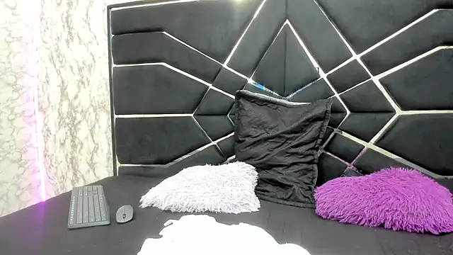 HOTTIE MIA  online show from January 31, 2026, 7:45 pm