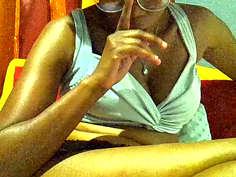 Snapshot of PreettyTee chatting on April 16, 2026, 12:33 am PreettyTee online show from April 16, 2026, 12:33 am