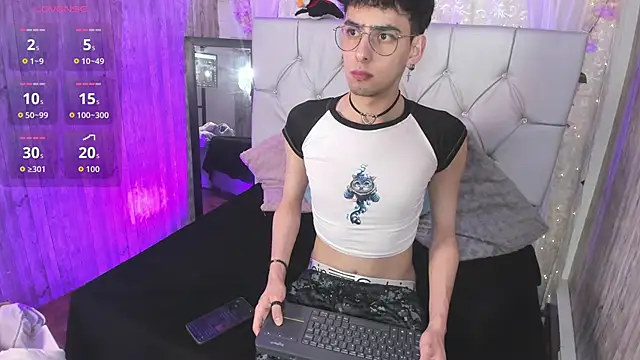 Snapshot of Deimon_dust chatting on December 19, 2025, 12:29 pm Deimon dust online show from December 19, 2025, 12:29 pm