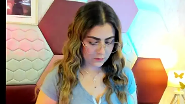 AriaRous online show from April 28, 2026, 4:33 pm