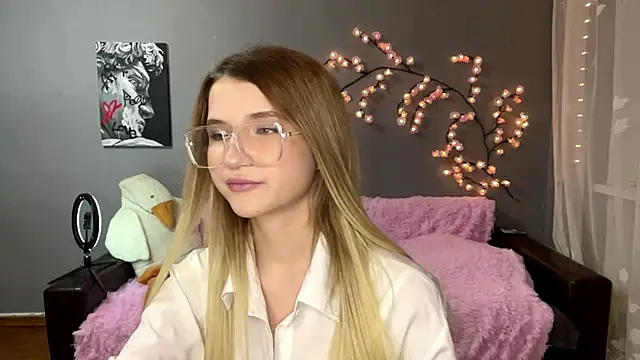 VikkiWittel online show from December 14, 2025, 4:12 pm