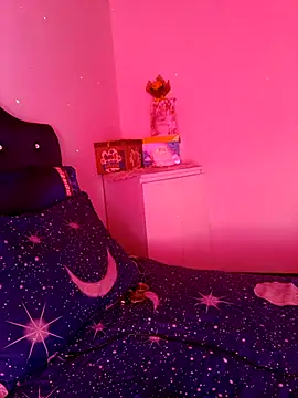 MisNicol online show from December 3, 2025, 8:19 pm