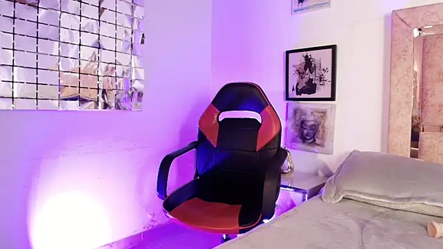 Snapshot of ElenaLauren chatting on March 21, 2026, 2:21 pm ElenaLauren online show from March 21, 2026, 2:21 pm