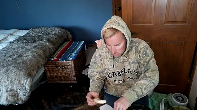 Snapshot of SpunRedneck chatting on April 1, 2026, 11:34 pm SpunRedneck online show from April 1, 2026, 11:34 pm