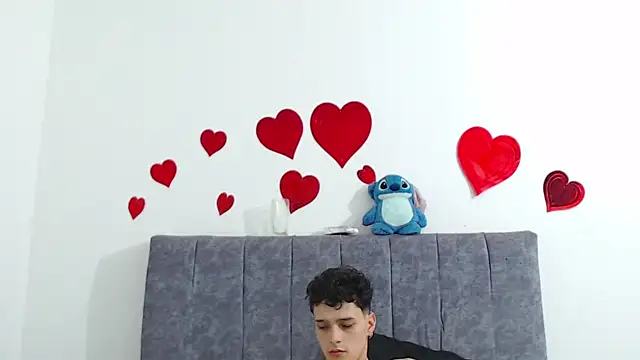 hottie couplee online show from August 5, 2026, 2:05 am