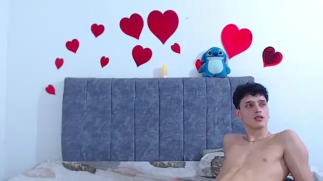 hottie couplee online show from July 18, 2026, 11:13 pm