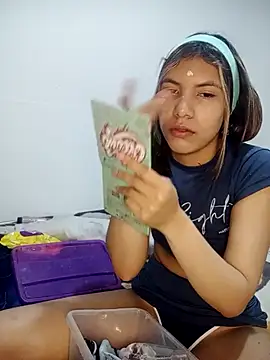 Sweetprouble 17 online show from January 18, 2026, 5:05 pm