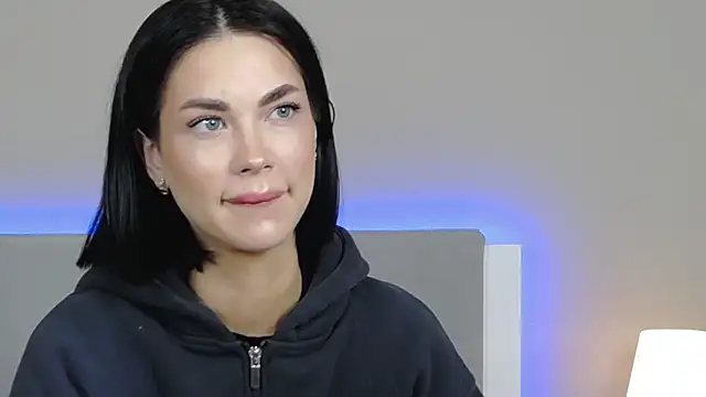RachaelMils online show from May 6, 2026, 3:32 am