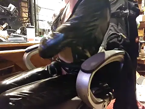 Snapshot of laaralatexxa_BDSM chatting on March 5, 2026, 9:33 pm laaralatexxa BDSM online show from March 5, 2026, 9:33 pm