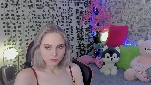 Snapshot of Gina_Gina_love chatting on June 18, 2026, 1:15 am Gina Gina love online show from June 18, 2026, 1:15 am