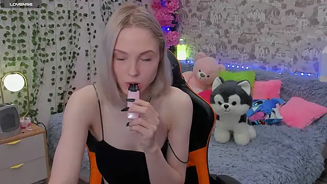 Snapshot of Gina_Gina_love chatting on June 10, 2026, 2:24 am Gina Gina love online show from June 10, 2026, 2:24 am