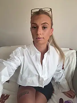 Blonde BambiXX online show from March 10, 2026, 11:03 am