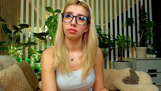 FlowweerGirl online show from December 5, 2025, 9:01 pm