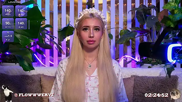 FlowweerGirl online show from February 19, 2026, 8:39 pm