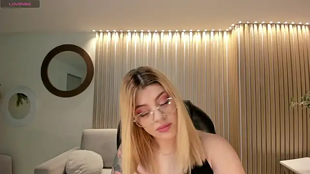 MadisonKane online show from April 21, 2026, 11:17 am