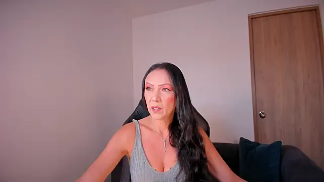Snapshot of Cleoember_ chatting on August 6, 2026, 3:29 pm Cleoember online show from August 6, 2026, 3:29 pm