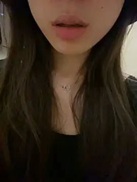 yaqing666 online show from May 4, 2026, 4:21 pm