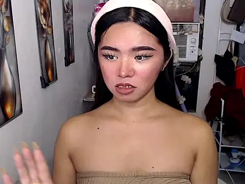 Snapshot of voganmarie chatting on July 8, 2026, 1:45 pm voganmarie online show from July 8, 2026, 1:45 pm