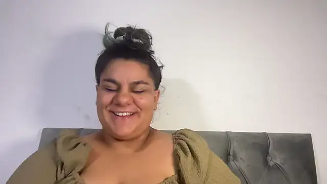 Snapshot of YoungCurvyLeah chatting on August 6, 2026, 3:01 am YoungCurvyLeah online show from August 6, 2026, 3:01 am