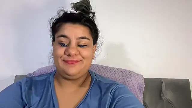Snapshot of YoungCurvyLeah chatting on August 4, 2026, 5:39 pm YoungCurvyLeah online show from August 4, 2026, 5:39 pm