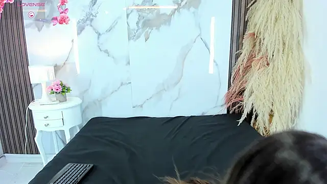 hilarythomsom online show from March 15, 2026, 12:45 pm