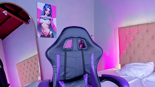 EmmaLawrence  online show from December 14, 2025, 7:41 pm