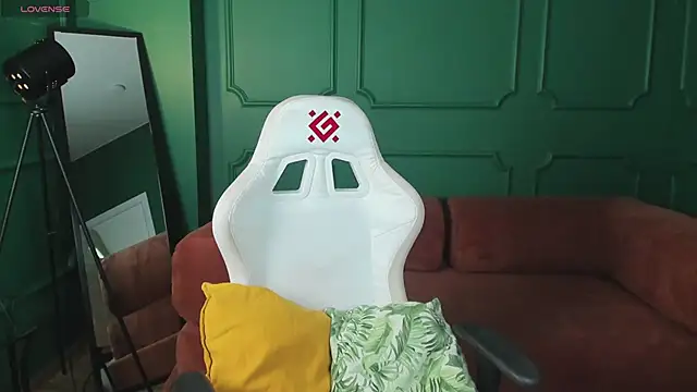 Tina Tayllor  online show from February 4, 2026, 12:55 pm