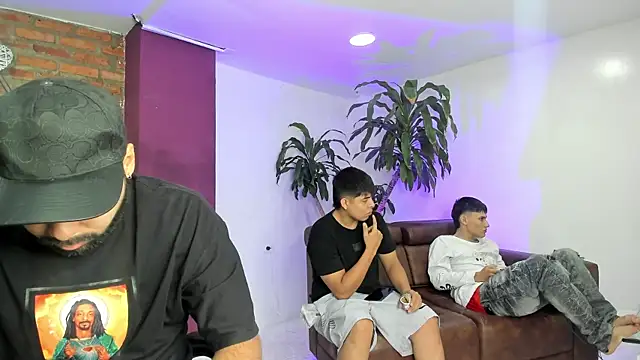 HotThreesoome online show from December 15, 2025, 1:17 pm