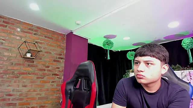 HotThreesoome online show from March 20, 2026, 12:28 pm