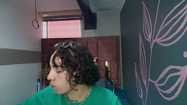 Kiara Fox   online show from May 6, 2026, 8:13 pm