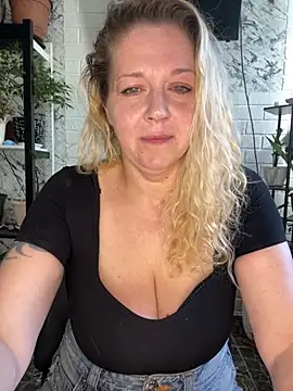 JenniferCarmen online show from June 20, 2026, 2:05 am