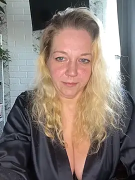 JenniferCarmen online show from May 12, 2026, 1:13 am
