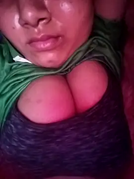 Snapshot of pihuu1313 chatting on May 15, 2026, 9:35 pm pihuu1313 online show from May 15, 2026, 9:35 pm