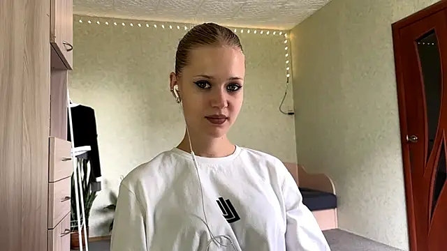 ZaidaSchwarten online show from July 4, 2026, 12:32 pm