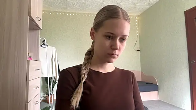 ZaidaSchwarten online show from May 1, 2026, 2:11 pm