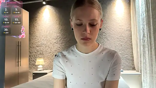 ZaidaSchwarten online show from July 30, 2026, 5:17 am