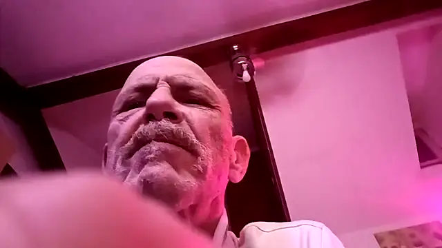 Snapshot of 4skinlvrI chatting on March 19, 2026, 2:33 am 4skinlvrI online show from March 19, 2026, 2:33 am