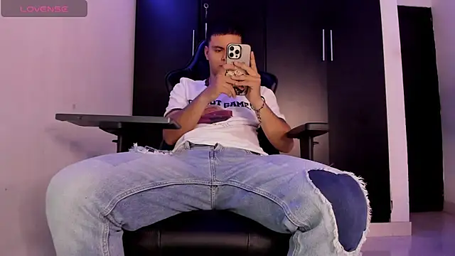 Liam Mateo online show from April 25, 2026, 4:48 am