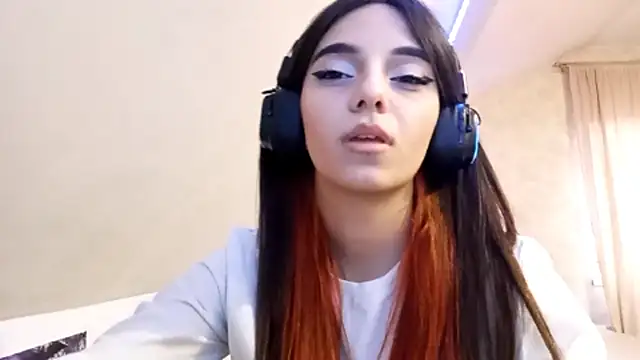 KizzieSchronce online show from December 15, 2025, 9:48 am