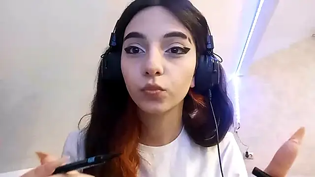 KizzieSchronce online show from December 14, 2025, 4:08 am