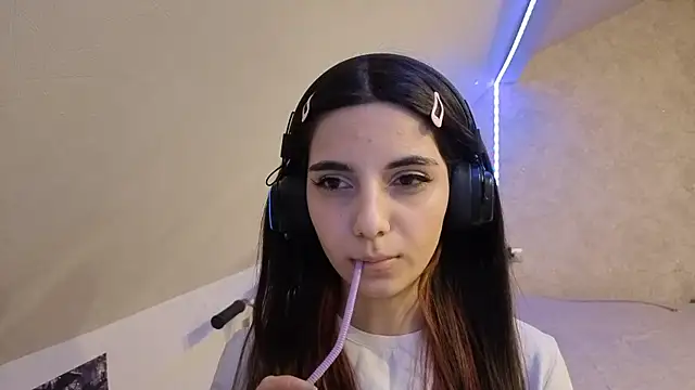 KizzieSchronce online show from February 11, 2026, 1:22 pm