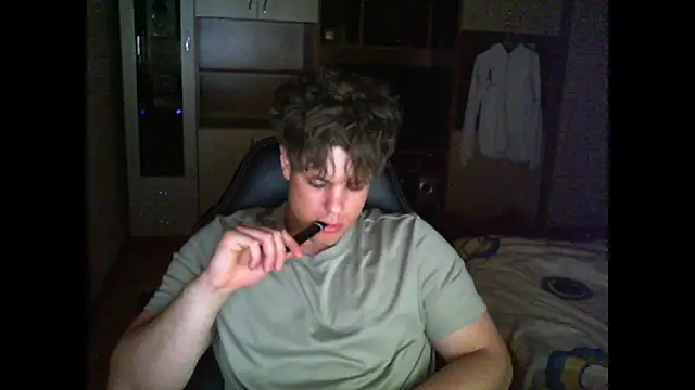 GymGuy0505 online show from May 6, 2026, 10:25 pm