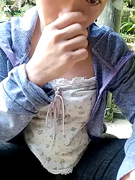 Snapshot of little-effy chatting on June 23, 2026, 10:02 am little-effy online show from June 23, 2026, 10:02 am