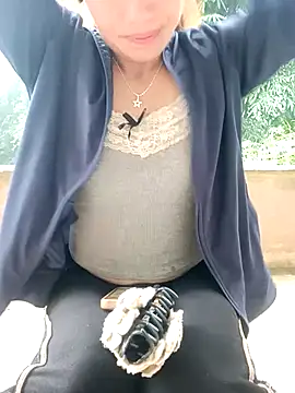 Snapshot of little-effy chatting on June 21, 2026, 6:52 am little-effy online show from June 21, 2026, 6:52 am