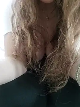 Snapshot of NovaMia chatting on February 13, 2026, 10:37 am NovaMia online show from February 13, 2026, 10:37 am