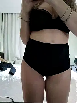 Snapshot of NovaMia chatting on February 6, 2026, 3:41 pm NovaMia online show from February 6, 2026, 3:41 pm