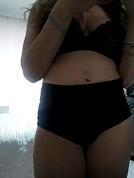 Snapshot of NovaMia chatting on February 18, 2026, 10:44 am NovaMia online show from February 18, 2026, 10:44 am