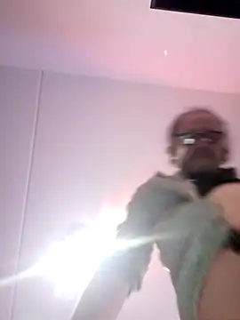 Olivassl22 online show from April 22, 2026, 6:36 pm